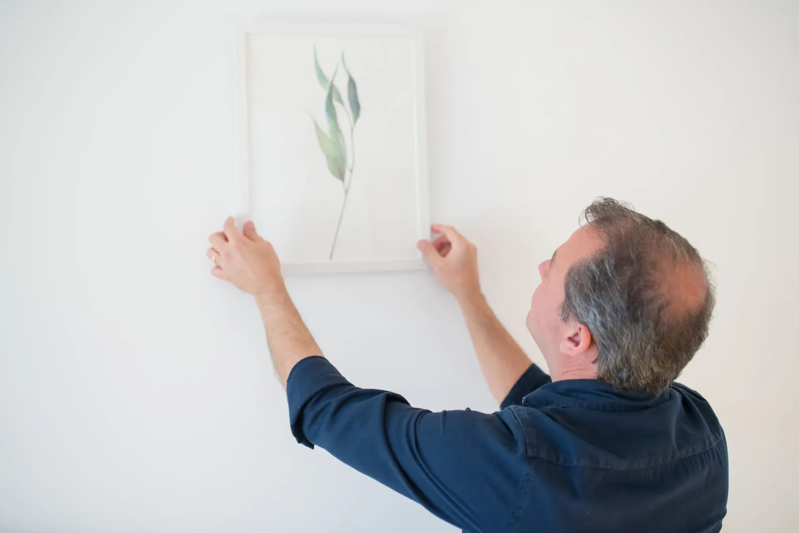 Come appendere quadri al muro con i tasselli giusti